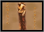 ciemne spodnie, Dominic Purcell, be�owa bluzka