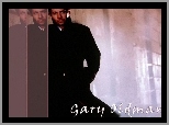Gary Oldman, czarny płaszcz