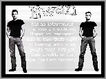 jeansy, Ewan McGregor, czarna koszulka